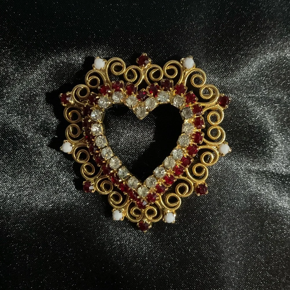 Valentine Brooch Ornate Gold, red, rhinestone and pearls 3069 - Picture 2 of 3